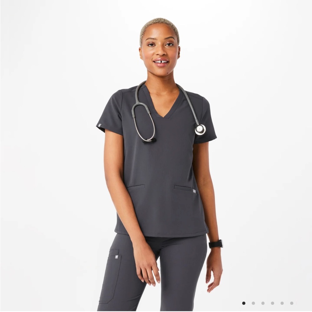 Figs Women’s Small Casma Three-Pocket Scrub Top in Night Sky